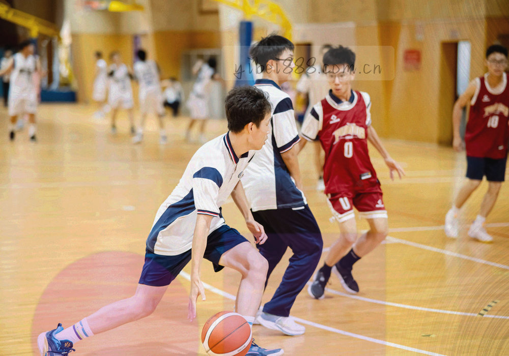 桌面上摊开的邮件界面与标注球队、赛季的标签卡抽象